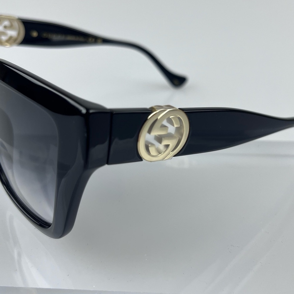 Gucci oversized rectangular sunglasses with amazing GG logo